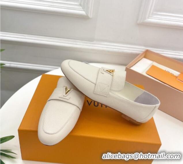 Sumptuous Louis Vuitton LV Capri Loafers in Grained Leather White 104002