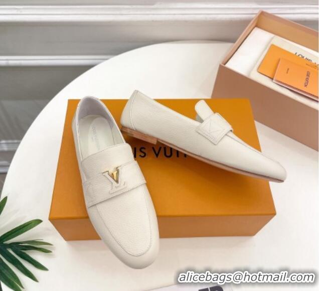 Sumptuous Louis Vuitton LV Capri Loafers in Grained Leather White 104002