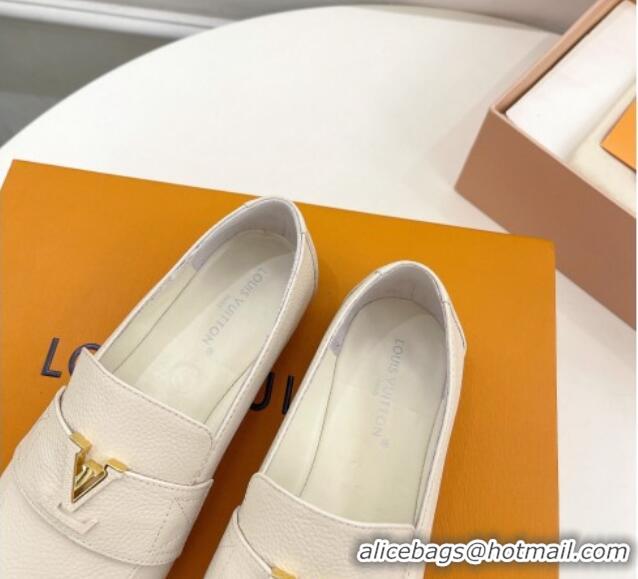 Sumptuous Louis Vuitton LV Capri Loafers in Grained Leather White 104002