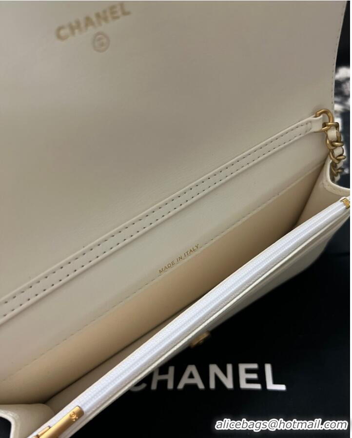 Inexpensive Chanel CLUTCH WITH CHAIN Gold-Tone Metal AP3499 White