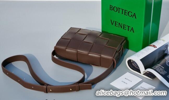 Pretty Style Bottega Veneta Cassette Crossbody Bag in Intrecciato Leather 578004 Dark Brown 2023