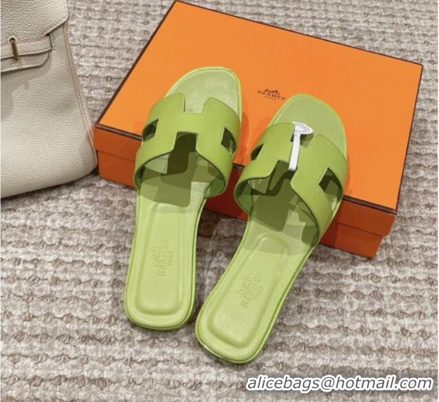 Good Looking Hermes Classic Oran Flat Slide Sandals in Palm Grained Leather Green 0123062