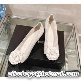 Stylish Chanel Camellia Bloom Lambskin & Patent Calfskin Pumps 7cm White 0224030