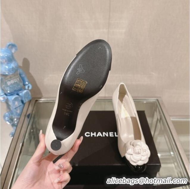 Stylish Chanel Camellia Bloom Lambskin & Patent Calfskin Pumps 7cm White 0224030