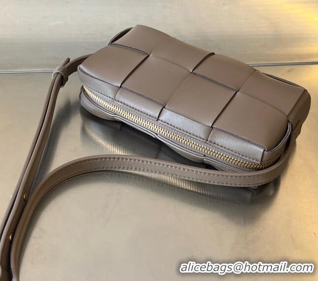 Grade Design Bottega Veneta Mini Cassette Cross-Body Bag in Intreccio Leather 755031 Taupe Grey 2023