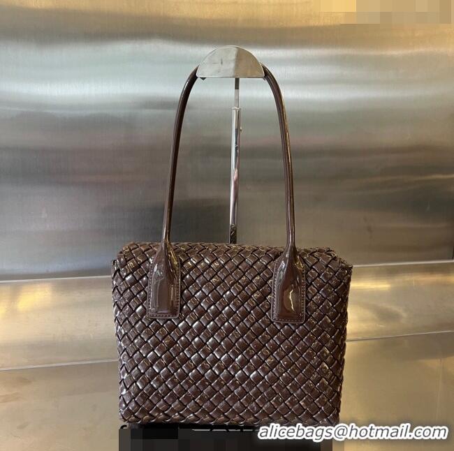 Pretty Style Bottega Veneta Patti Top Handle Bag in Intreccio Patent Leather 709420 Brown 2024