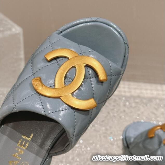 Trendy Design Chanel Shiny Calfskin Wedge Slide Sandals with Metal-Tone Maxi-CC Grey 323025