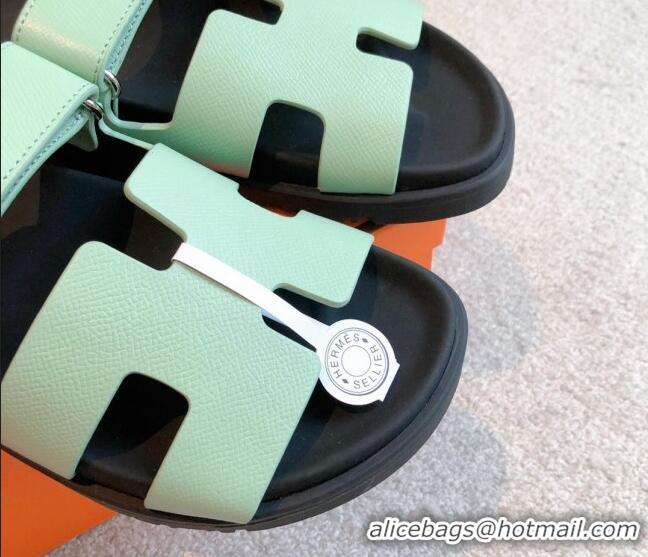 Stylish Hermes Chypre Flat Sandals in Palm-Grained Calfskin Light Green 425166