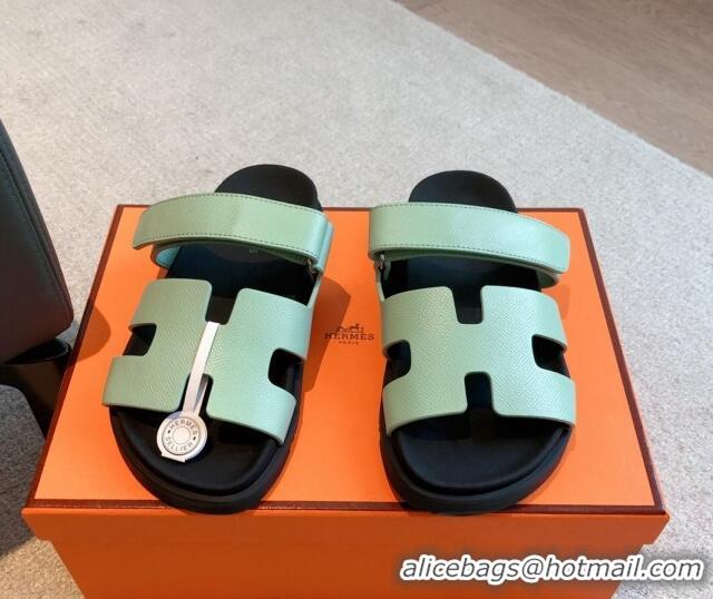 Stylish Hermes Chypre Flat Sandals in Palm-Grained Calfskin Light Green 425166