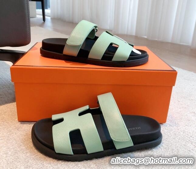 Stylish Hermes Chypre Flat Sandals in Palm-Grained Calfskin Light Green 425166