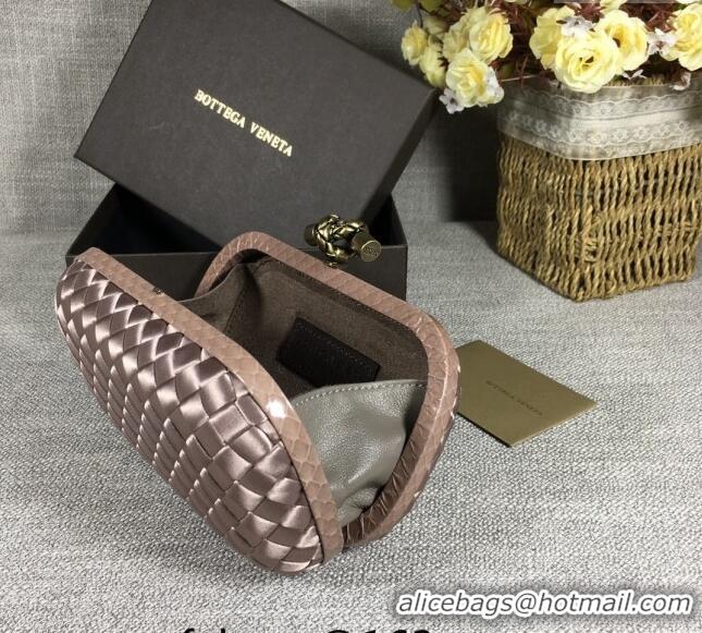 Famous Brand Bottega Veneta Satin Knot Mini Clutch BV8651 Dusty Beige 2024