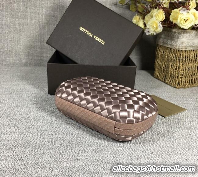 Famous Brand Bottega Veneta Satin Knot Mini Clutch BV8651 Dusty Beige 2024