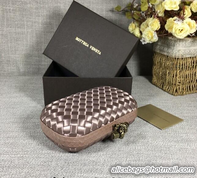 Famous Brand Bottega Veneta Satin Knot Mini Clutch BV8651 Dusty Beige 2024