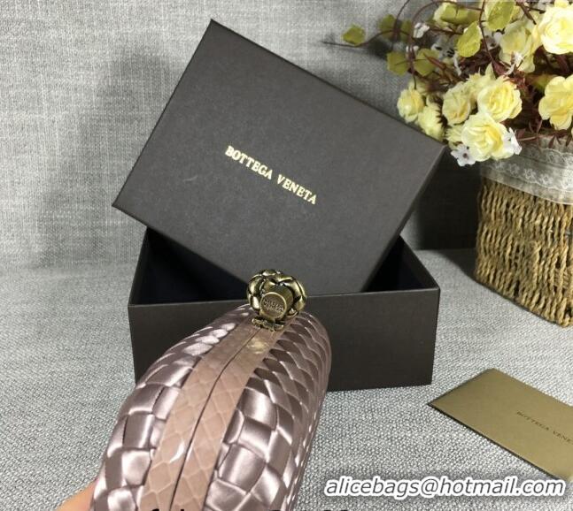 Famous Brand Bottega Veneta Satin Knot Mini Clutch BV8651 Dusty Beige 2024