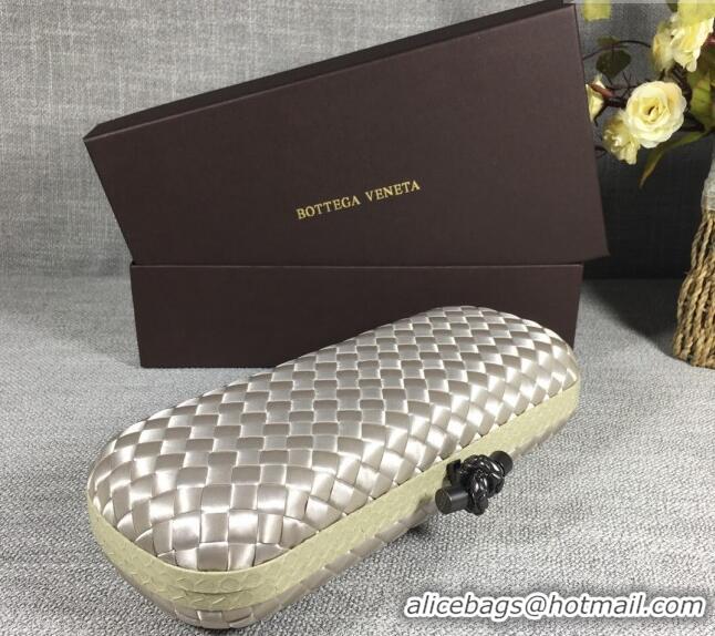 Famous Brand Bottega Veneta Satin Knot Long Clutch BV8651 Light Silver 2024