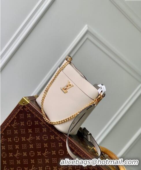 Famous Brand Louis Vuitton Lock and Walk Bucket Bag in Grained Leather M24638 White 2024