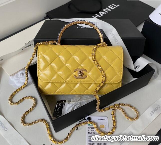 Famous Brand Chanel Shiny Crumpled Lambskin Clutch with Chain and Pearls Top Handle AP3803 Yellow 2024