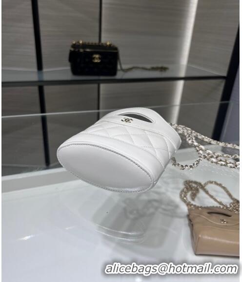 Market Sells Chanel Shiny Lambskin Clutch with Chain AP3924 White 2024