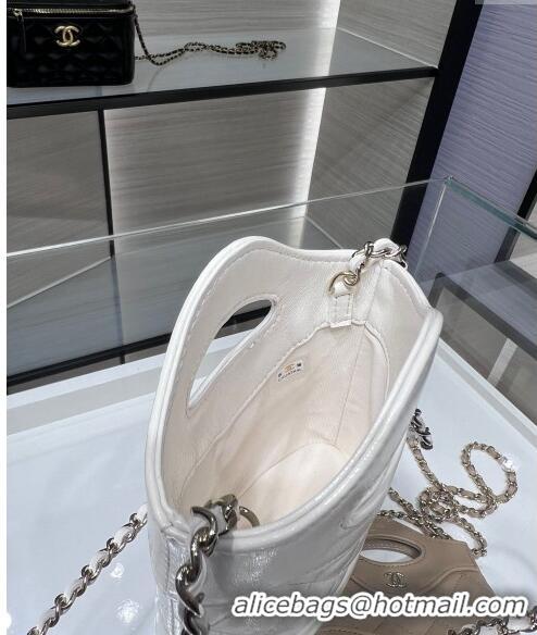 Market Sells Chanel Shiny Lambskin Clutch with Chain AP3924 White 2024