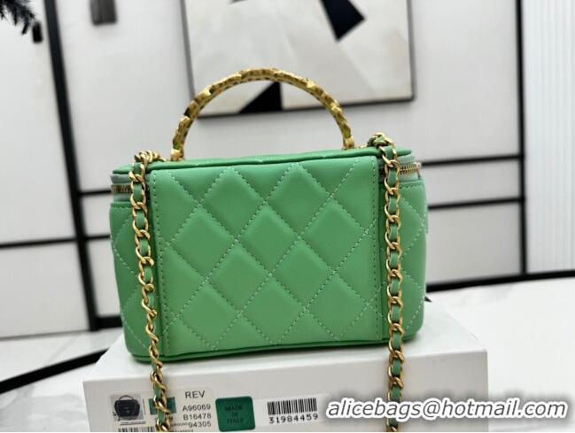 Shop Grade Chanel Lambskin Vanity Case Clutch with Chain A96069 Green 2024