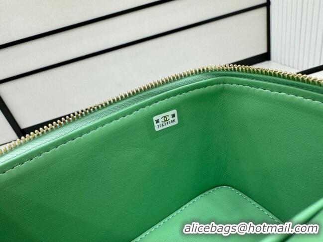 Shop Grade Chanel Lambskin Vanity Case Clutch with Chain A96069 Green 2024