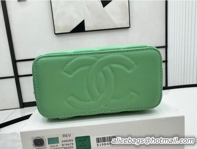 Shop Grade Chanel Lambskin Vanity Case Clutch with Chain A96069 Green 2024