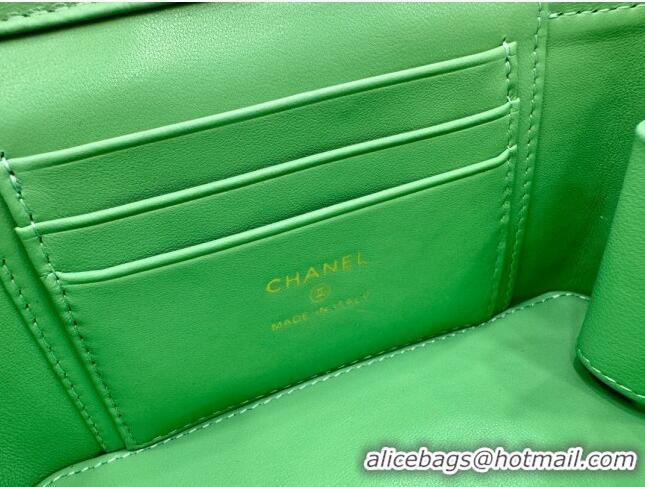 Shop Grade Chanel Lambskin Vanity Case Clutch with Chain A96069 Green 2024