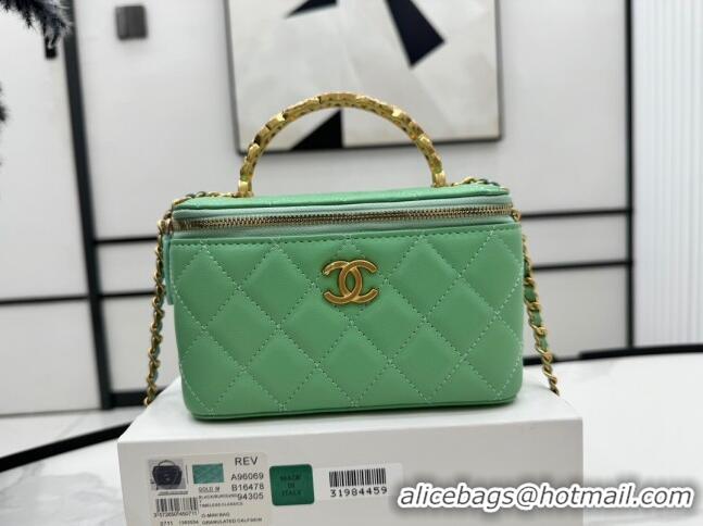 Shop Grade Chanel Lambskin Vanity Case Clutch with Chain A96069 Green 2024