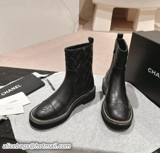 Trendy Design Chanel Quilted Calfskin Leather Ankle Boots with Logo Stud and Chain Black 909059