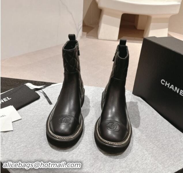 Trendy Design Chanel Quilted Calfskin Leather Ankle Boots with Logo Stud and Chain Black 909059