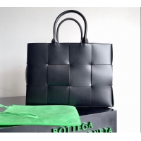 Well Crafted Bottega Veneta Medium Arco Tote Bag in Intrecciato Leather 729244 Black/Green 2024