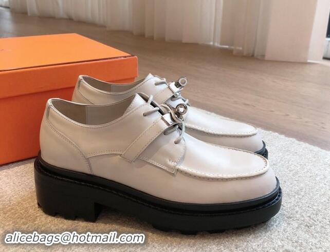 Pretty Style Hermes First Lace-up derby shoe in Calfskin with Kelly Buckle Pale Grey 907047