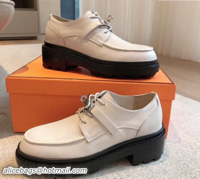 Pretty Style Hermes First Lace-up derby shoe in Calfskin with Kelly Buckle Pale Grey 907047