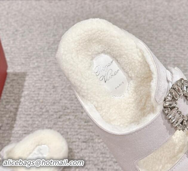 Charming Roger Vivier Slidy Viv' Strass Buckle Flat Slides Sandals in Suede and Shearling Fur Light Grey 1010097