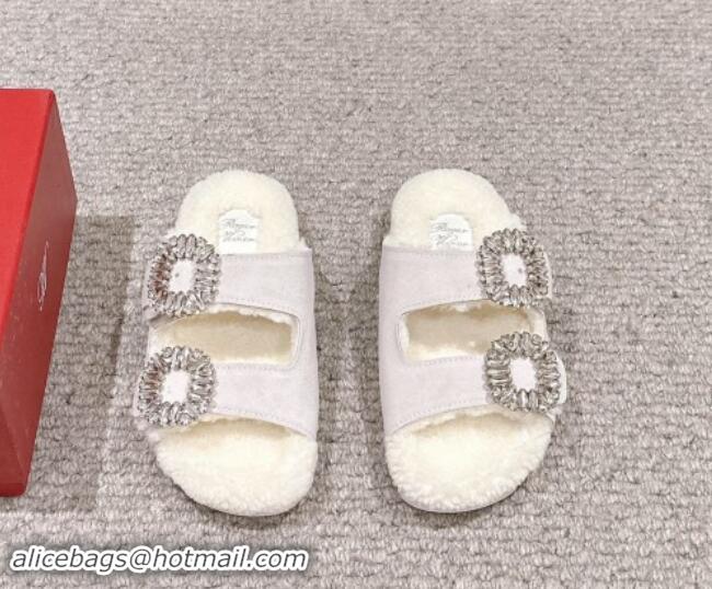 Charming Roger Vivier Slidy Viv' Strass Buckle Flat Slides Sandals in Suede and Shearling Fur Light Grey 1010097