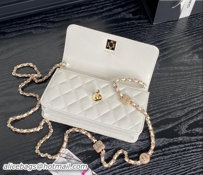 Famous Brand Chanel Lambskin Clutch with Chain AP4300 White 2024