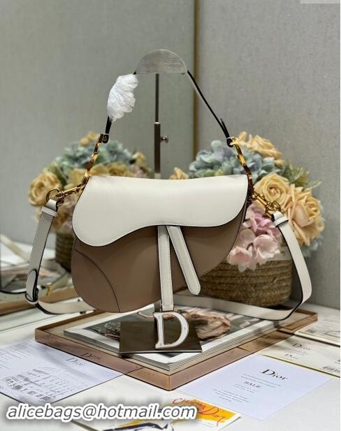 Famous Brand Dior Medium Saddle Bag with Strap in Two-Tone Supple Calfskin 1040 Biscuit Beige and White 2024