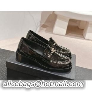 Pretty Style Chanel Patent Calfskin Loafers with Chain Black 1017024