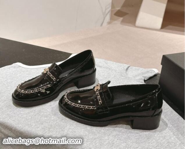 Pretty Style Chanel Patent Calfskin Loafers with Chain Black 1017024