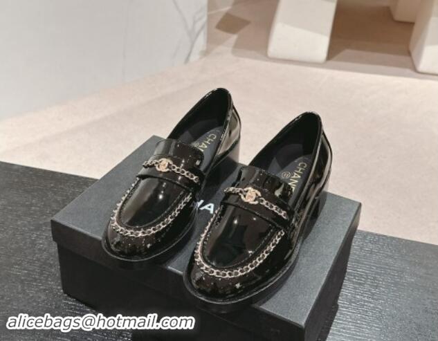 Pretty Style Chanel Patent Calfskin Loafers with Chain Black 1017024