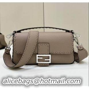 Trendy Design Fendi Regular Selleria Baguette bag with topstitches in Grained Calfskin 8610M Dove Grey 2024