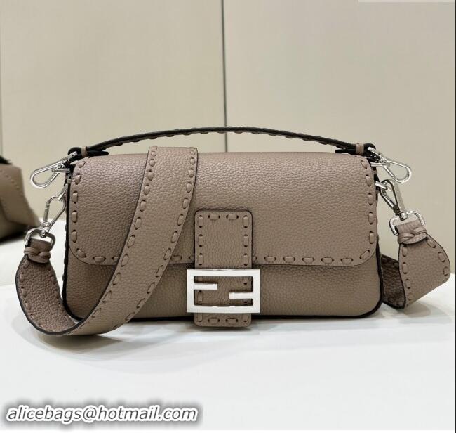 Trendy Design Fendi Regular Selleria Baguette bag with topstitches in Grained Calfskin 8610M Dove Grey 2024