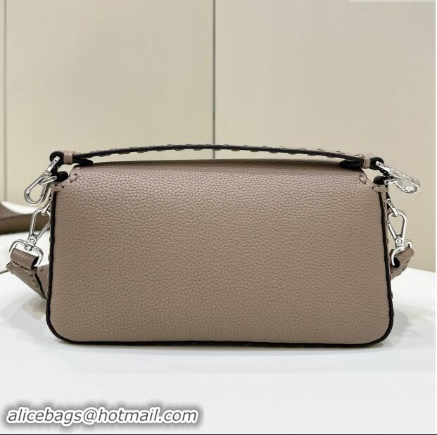 Trendy Design Fendi Regular Selleria Baguette bag with topstitches in Grained Calfskin 8610M Dove Grey 2024