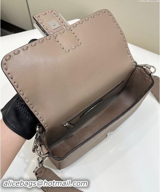 Trendy Design Fendi Regular Selleria Baguette bag with topstitches in Grained Calfskin 8610M Dove Grey 2024