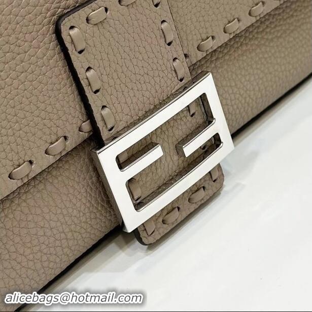 Trendy Design Fendi Regular Selleria Baguette bag with topstitches in Grained Calfskin 8610M Dove Grey 2024