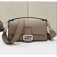 Trendy Design Fendi Regular Selleria Baguette bag with topstitches in Grained Calfskin 8610M Dove Grey 2024