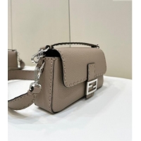 Trendy Design Fendi Regular Selleria Baguette bag with topstitches in Grained Calfskin 8610M Dove Grey 2024