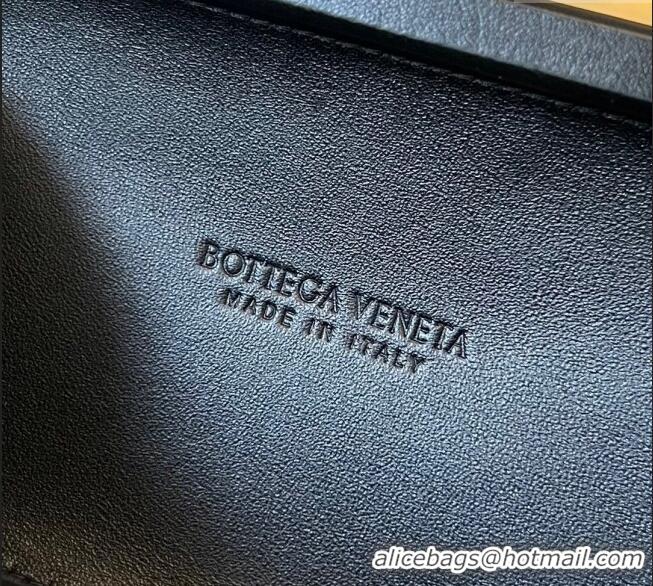 Good Looking Bottega Veneta Knot Clutch Bag in Intrecciato Lamina Leather 717622 Black 2024