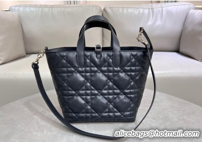 Pretty Style Dior Medium Toujours Vertical Tote Bag in Macrocannage Calfskin 2836 Black 2025