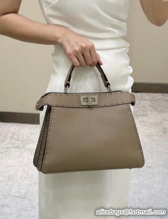 Pretty Style Fendi Peekaboo ISeeU Small Bag in Grained Leather with Oversized Topstitching 80133 Dove Grey 2025 Top Qual